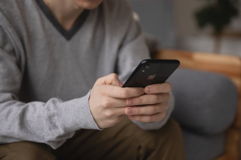 People browsing Google on the phone