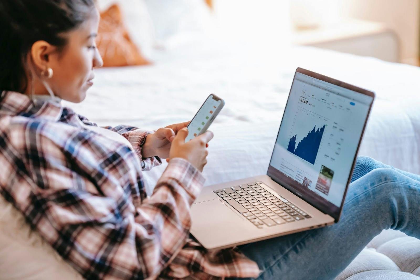 girl blasting sms on marketing platform